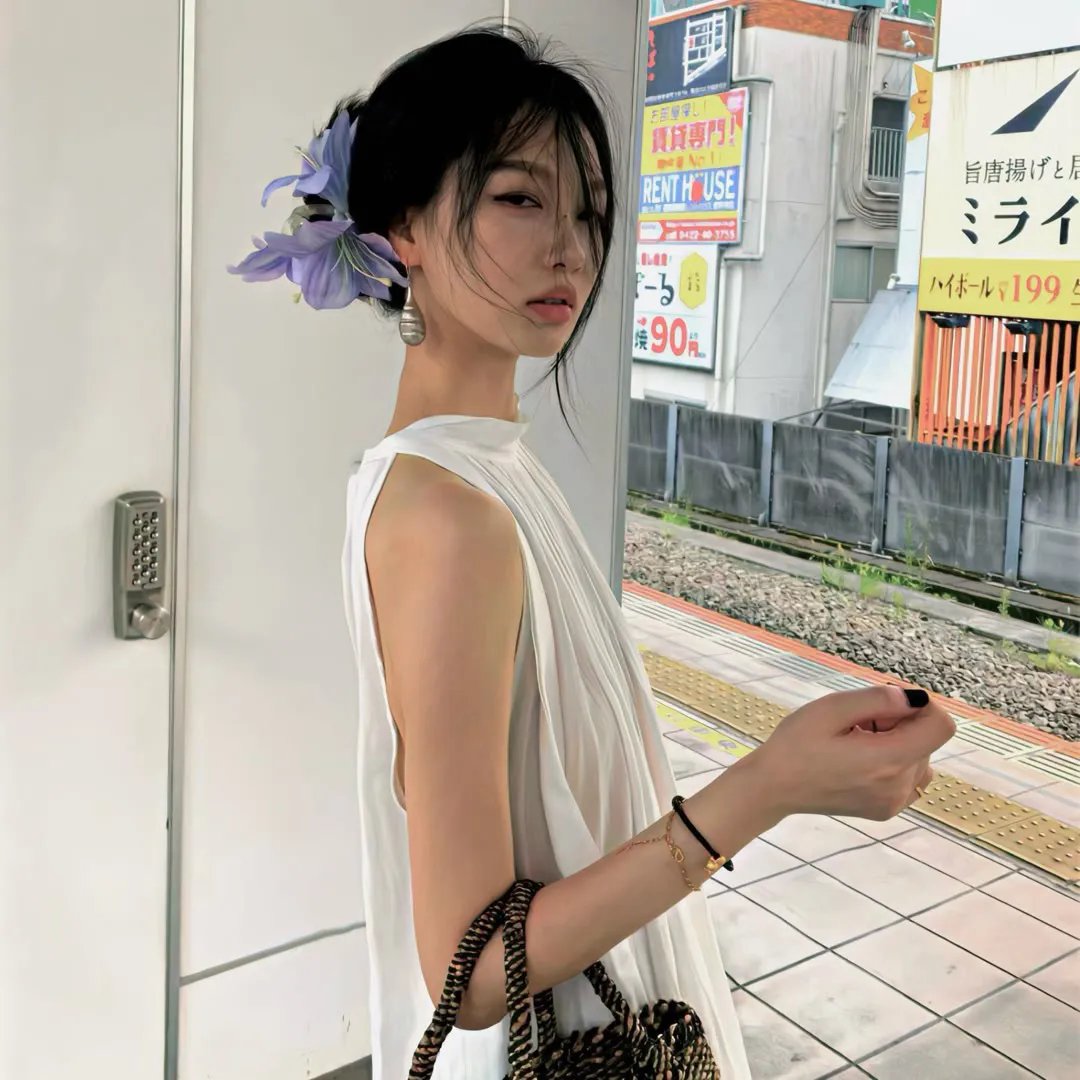 芙蓉如面春风寒